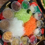 鸿运脆鱼皮吉祥鱼生 Abundant Wealth Crispy Fish Skin “Yu Sheng”