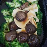 Broccoli with Abalone Mushroom 香鲍冬菇西兰花