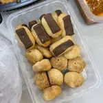Mini Chocolate Éclair & Vanilla Profiteroles