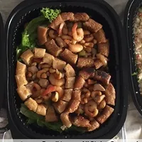 Click to see Yam Ring with Prawn, Chicken & Cashew Nut (砩本飘香)