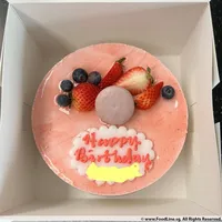 Click to see Berries and White Chocolate (Size of Cake: 16 cm (650 - 700g)) (Qty of Big Candles: 0) (Qty of Small Candles: 3)
