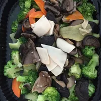 Click to see Broccoli w/Sliced Abalone (鲍片西兰花)