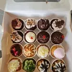 JAD01 Happy Mix Cupcakes (16 PCS. ASSORTED FLAVOURS) (Big Candles: 7) (Small Candles: 7) (Message on Complimentary Gift Card: No)