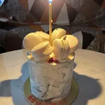 White Grey Marble Mini Cake with Macarons (Size: 4" diameter petite mini cake) (Flavour: Strawberry Crumble Cake)