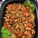 Chicken w/ Cashew Nuts •腰果鸡肉