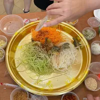 Click to see Luxurious Crispy Salted Egg Fish Skin Platter Yu Sheng 鸿运脆鱼皮吉祥鱼生