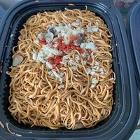 Click to see 海皇蟹肉焖伊府面 King Crab Meat Braised Ee Fu Noodles with Straw Mushrooms