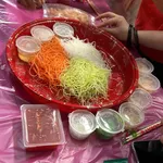 鸿运麻辣脆鱼皮吉祥鱼生配特制黑加仑酱 Luxurious Crispy Mala Fish Skin Yu Sheng with Special Strawberry Blackcurrant Sauce